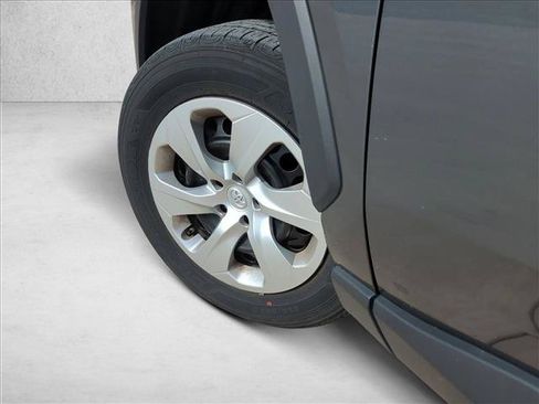 Used 2022 Toyota RAV4 LE FWD image 10