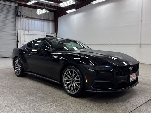 Used 2025 Ford Mustang Premium image 18