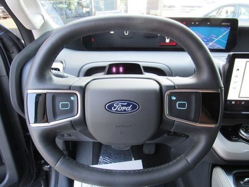 Used 2025 Ford Expedition Active AWD/4WD image 12