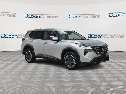 Used 2024 Nissan Rogue SV AWD/4WD image 3