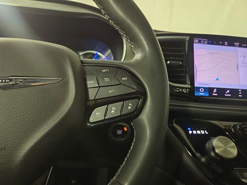 Used 2024 Chrysler Pacifica Premium FWD image 17