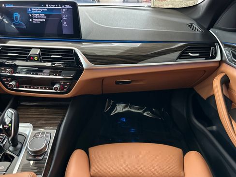 Used 2023 BMW 530e w/ Convenience Package image 29