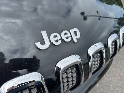 Used 2016 Jeep Cherokee Overland w/ Technology Group AWD/4WD image 23
