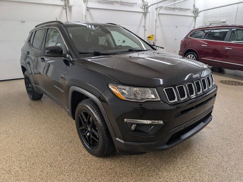 Used 2018 Jeep Compass Latitude w/ Cold Weather Group AWD/4WD image 5