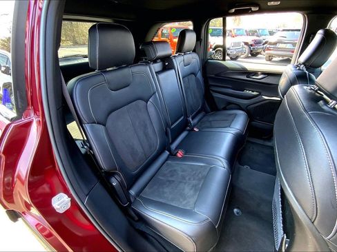 Certified 2025 Jeep Grand Cherokee Altitude AWD/4WD image 19