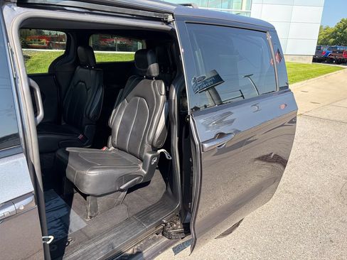 Used 2019 Chrysler Pacifica Touring-L FWD image 15