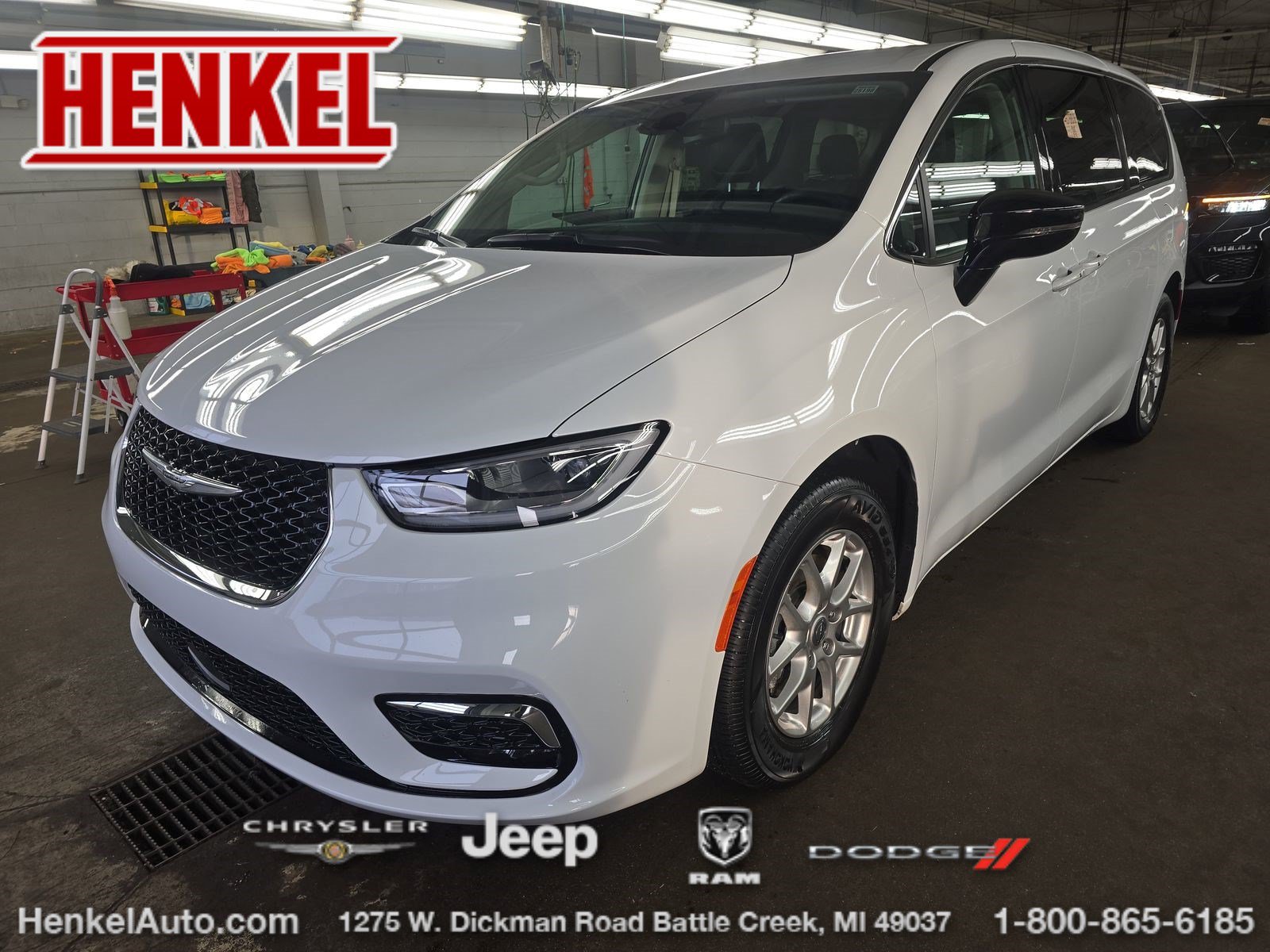 Used 2024 Chrysler Pacifica Touring-L FWD image 1