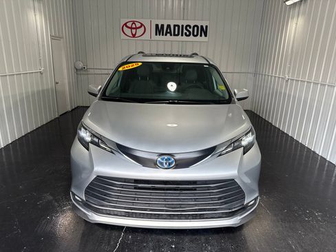 Used 2025 Toyota Sienna XLE FWD image 5