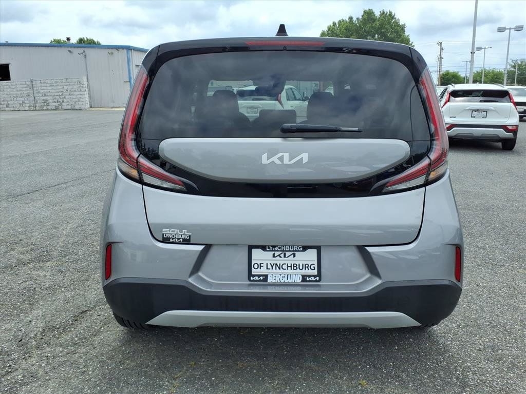 Used 2025 Kia Soul LX w/ LX Technology Package FWD image 4