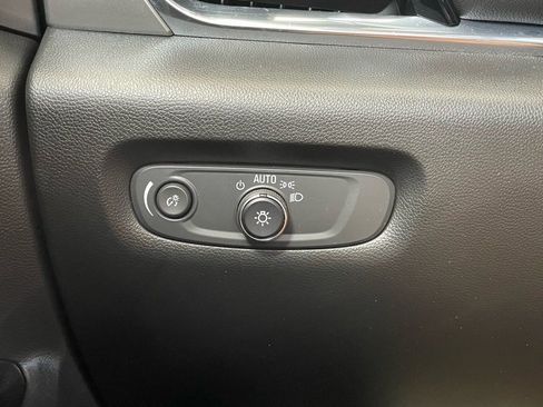 Used 2022 Chevrolet Traverse LT w/ LT Premium Package image 12