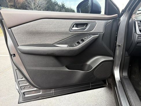 Used 2023 Nissan Rogue SV image 9