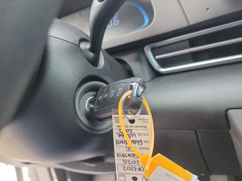 Certified 2025 Hyundai Elantra SE image 28