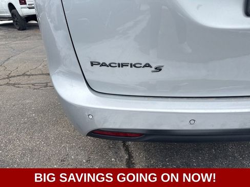 New 2026 Chrysler Pacifica Limited image 10