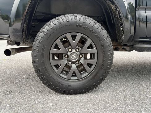 Used 2020 Toyota Tacoma SR5 w/ SR5 Appearance Package (SM) RWD image 32