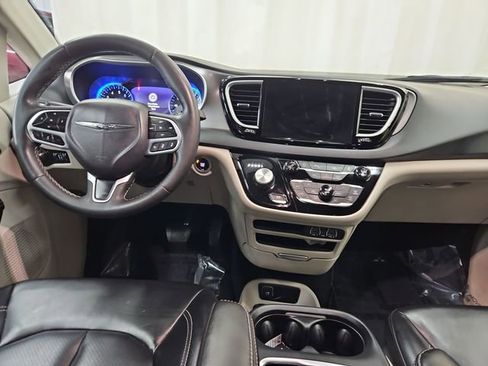 Used 2023 Chrysler Pacifica Touring-L image 29