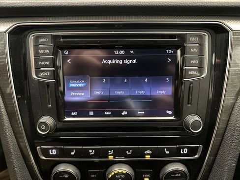 Used 2017 Volkswagen Passat 1.8T SE FWD image 15