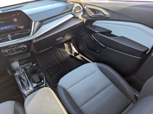 Certified 2025 Chevrolet Trax LT image 19