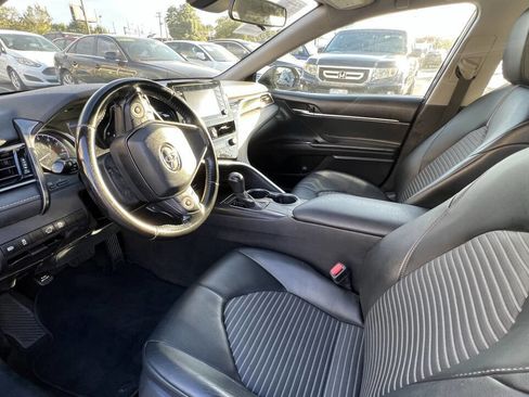 Used 2021 Toyota Camry SE image 2