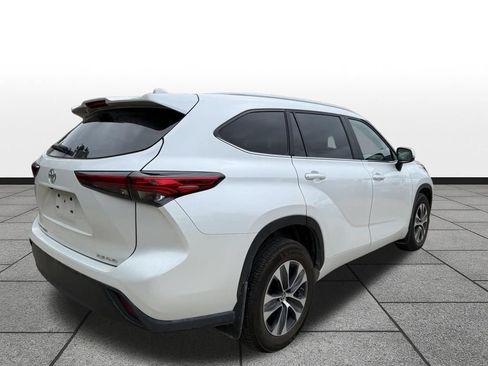 Used 2023 Toyota Highlander XLE AWD/4WD image 3
