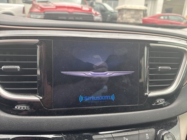 Used 2018 Chrysler Pacifica Touring-L FWD image 19