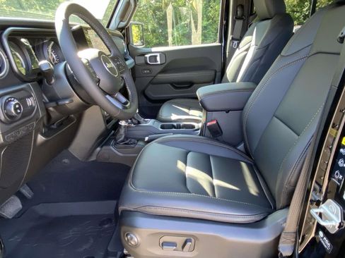 New 2025 Jeep Gladiator Sport image 16