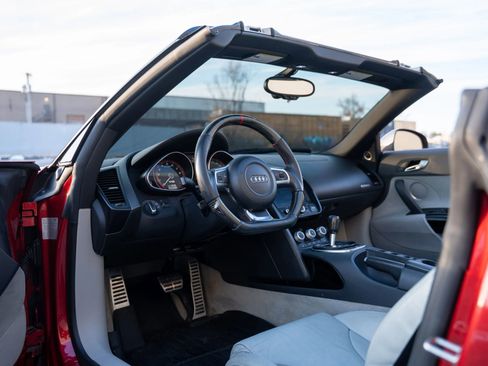 Used 2011 Audi R8 V10 image 2