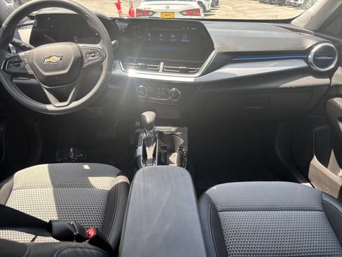 Used 2025 Chevrolet Trax LT FWD image 28