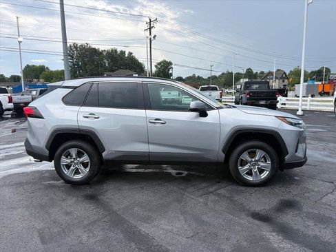 Used 2025 Toyota RAV4 XLE AWD/4WD image 2