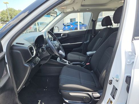 Used 2025 Hyundai Venue SEL FWD image 11