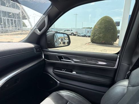 Used 2022 Jeep Wagoneer Series II RWD image 23