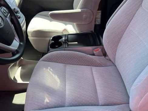 Used 2020 Toyota Sienna LE w/ Carpet Mat Package FWD image 13