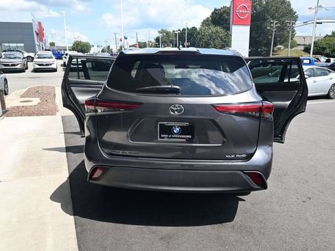 Used 2022 Toyota Highlander XLE AWD/4WD image 36