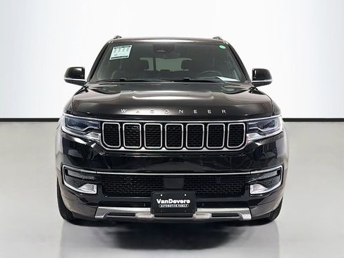 Used 2022 Jeep Wagoneer Series III w/ Premium Group I AWD/4WD image 2