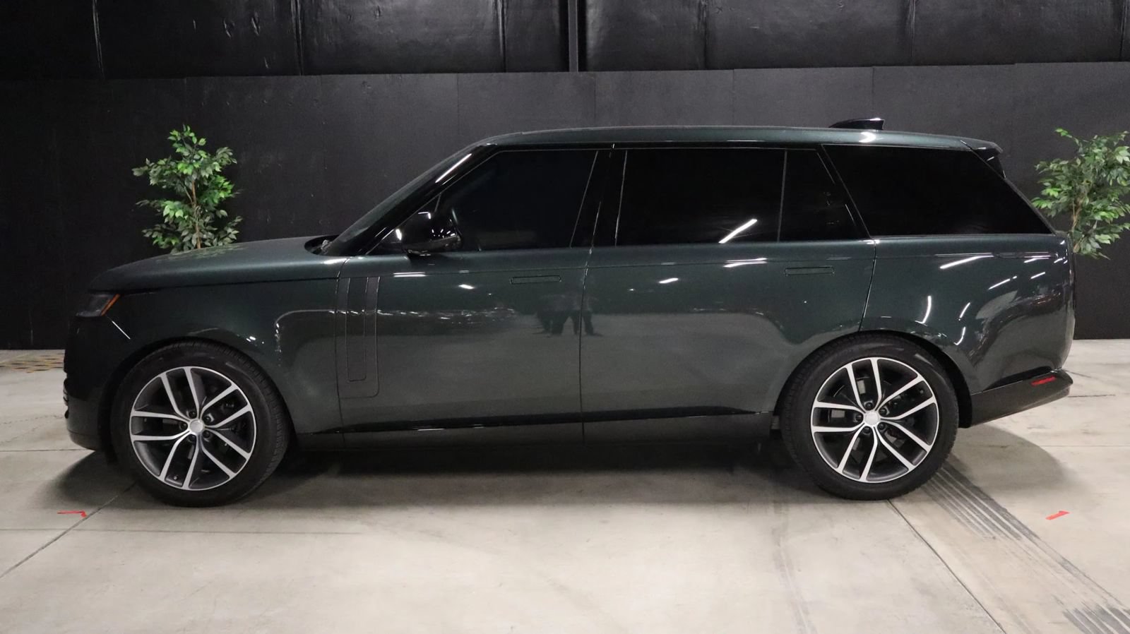 Used 2025 Land Rover Range Rover Long Wheelbase SE AWD/4WD image 38