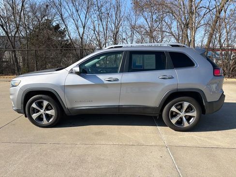 Used 2019 Jeep Cherokee Limited image 2