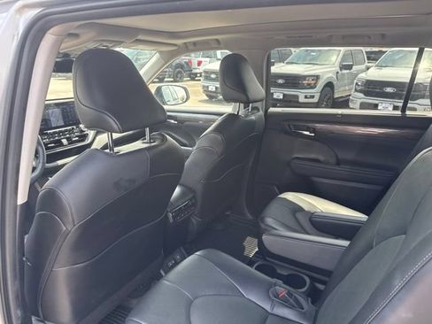 Used 2022 Toyota Highlander Platinum AWD/4WD image 25