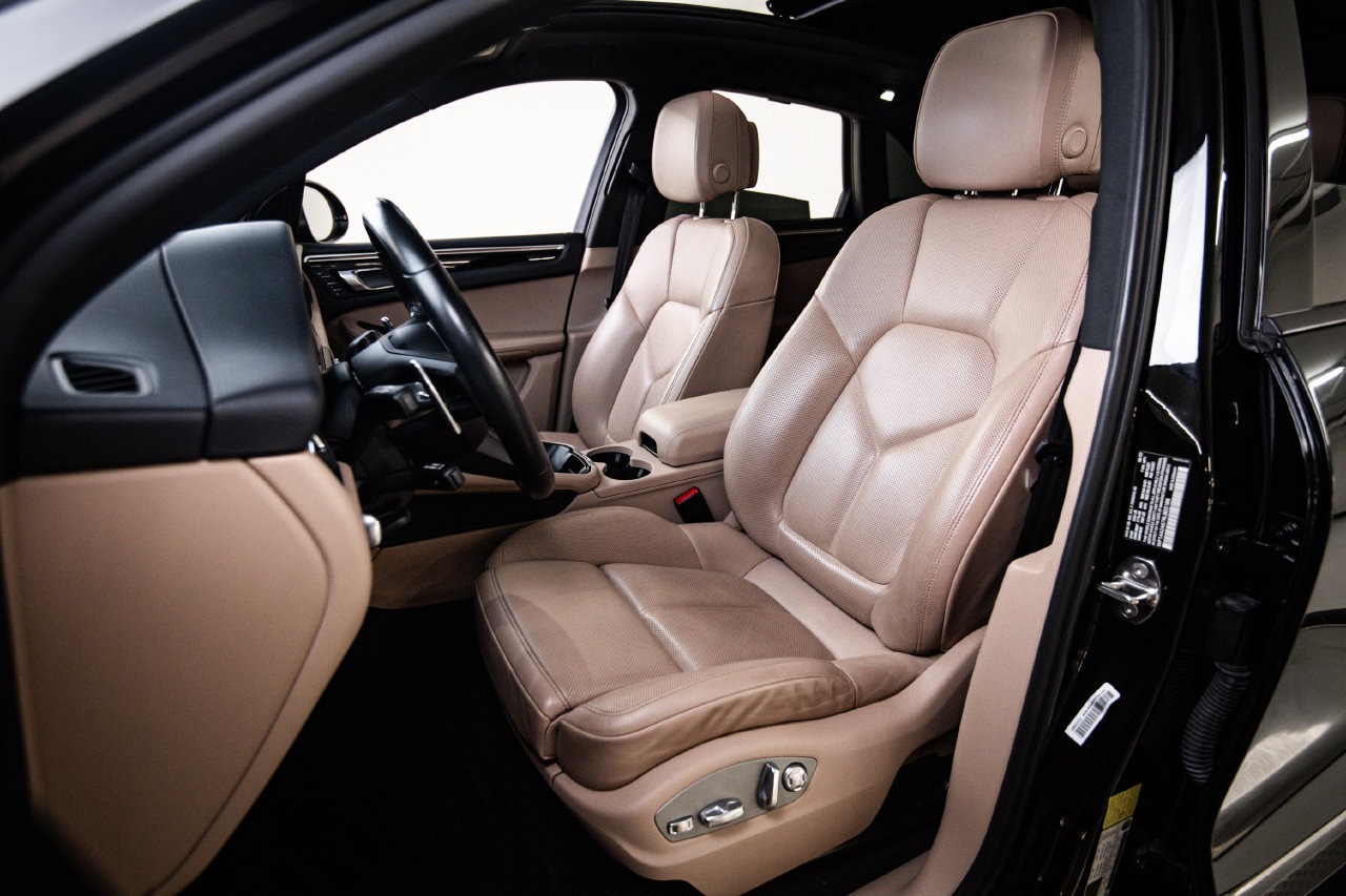 Certified 2024 Porsche Macan AWD/4WD image 5