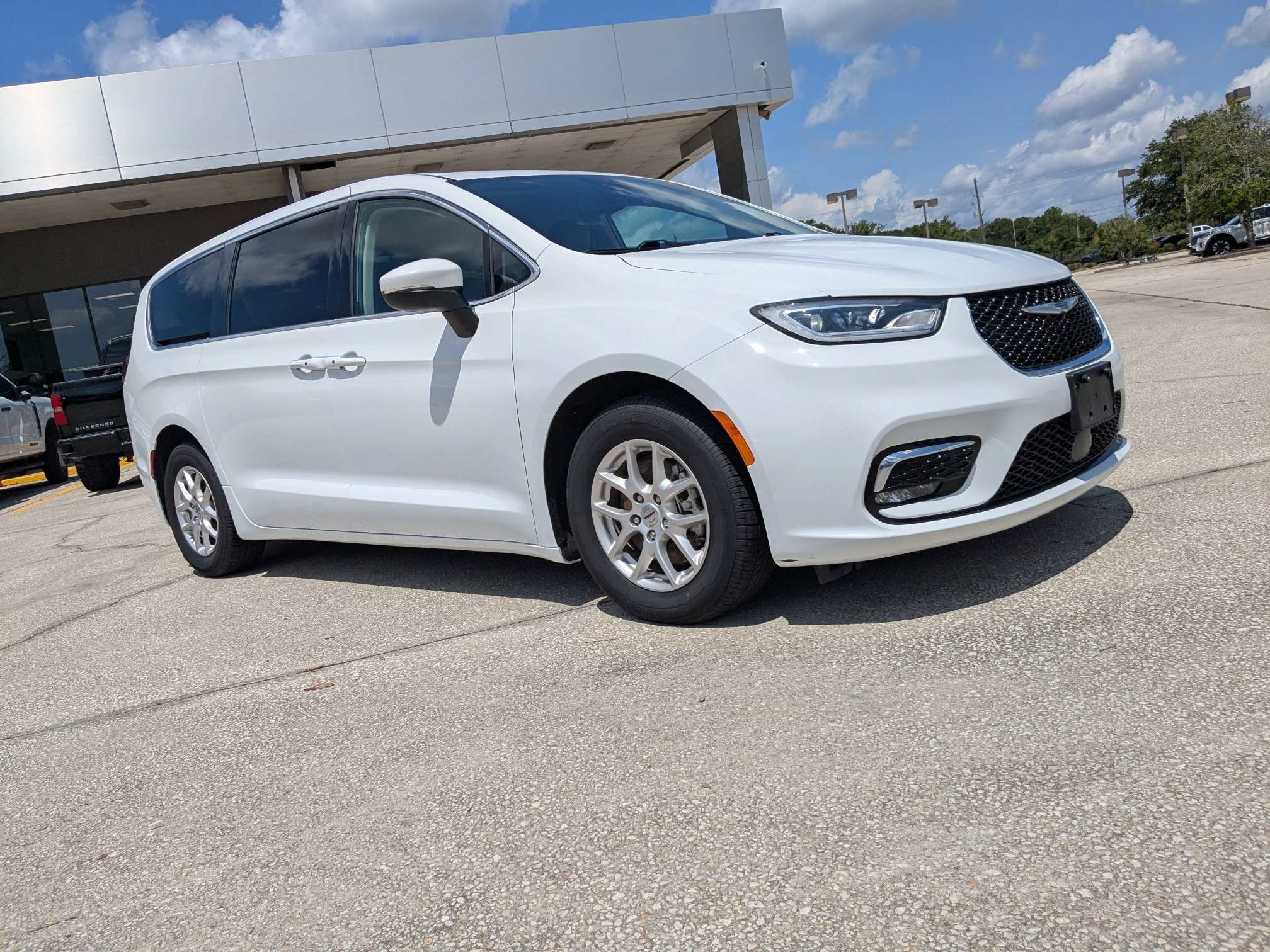 Used 2023 Chrysler Pacifica Touring-L FWD image 2