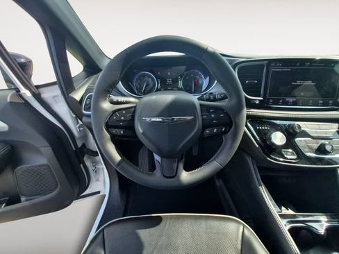 Used 2025 Chrysler Pacifica Limited FWD image 12
