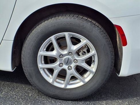 Used 2022 Chrysler Voyager LX FWD image 10