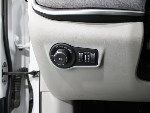 Used 2022 Jeep Compass Latitude AWD/4WD image 8