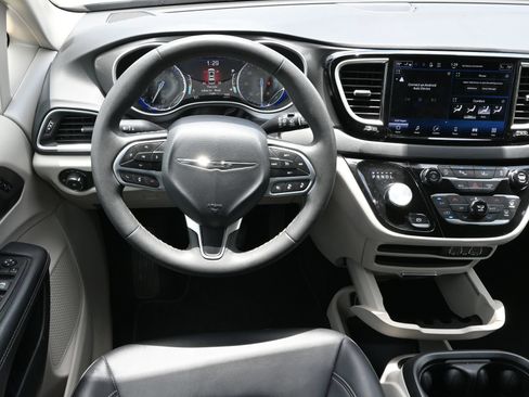 Used 2024 Chrysler Pacifica Touring-L FWD image 10