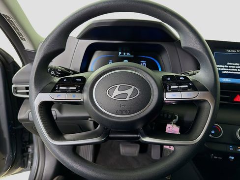 Used 2025 Hyundai Elantra SE w/ Cargo Package FWD image 13