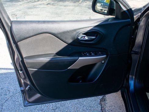 Used 2018 Jeep Cherokee Latitude Plus image 11