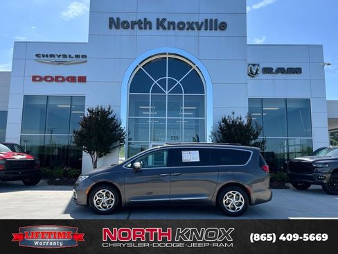 Used 2022 Chrysler Pacifica Limited FWD image 2