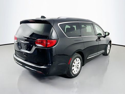 Used 2019 Chrysler Pacifica Touring-L FWD image 7