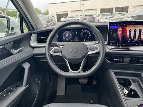 Used 2025 Volkswagen Tiguan SE AWD/4WD image 15