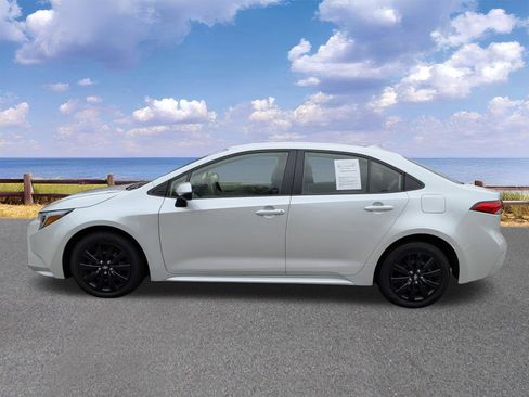 Used 2025 Toyota Corolla LE image 3