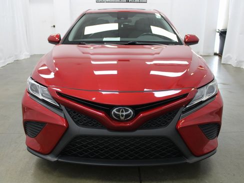 Used 2020 Toyota Camry SE image 2