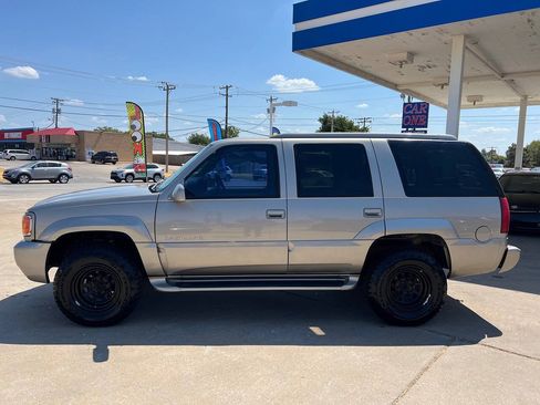 Used 2000 Cadillac Escalade 4WD image 4